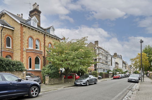 Photo 11 - Perfect Pied-a-terre in Clapham by Underthedoormat