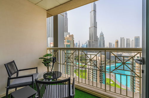 Foto 19 - Luxury Condo With Burj Khalifa and Fountain Views