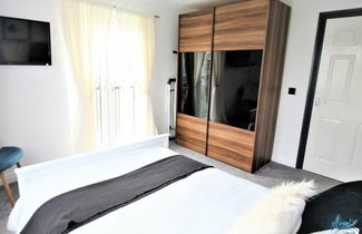 Photo 2 - Stylish & Cosy 2 bed Flat With Parking & Bfast