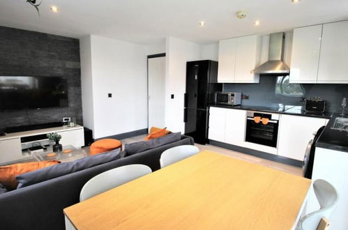 Photo 11 - Stylish & Cosy 2 bed Flat With Parking & Bfast