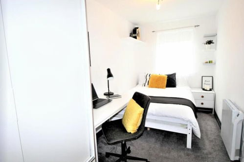 Foto 2 - Stylish & Cosy 2 bed Flat With Parking & Bfast