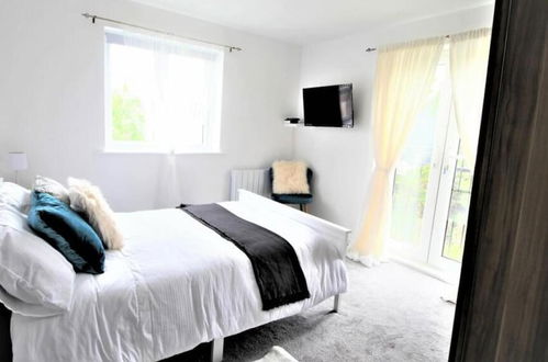 Photo 4 - Stylish & Cosy 2 bed Flat With Parking & Bfast