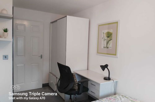 Photo 6 - Stylish & Cosy 2 bed Flat With Parking & Bfast