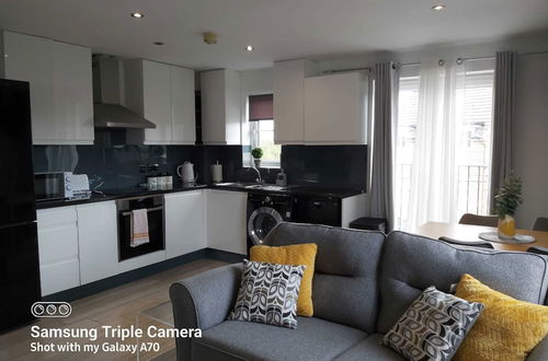 Photo 17 - Stylish & Cosy 2 bed Flat With Parking & Bfast