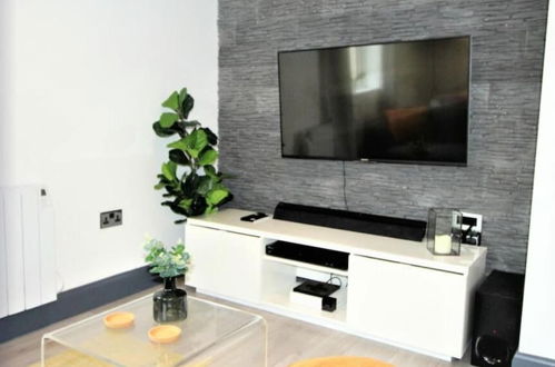 Photo 14 - Stylish & Cosy 2 bed Flat With Parking & Bfast