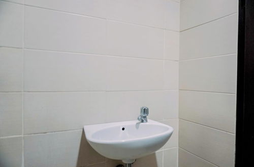 Photo 13 - Great Deal And Homey 1Br Apartment Belmont Residence Puri