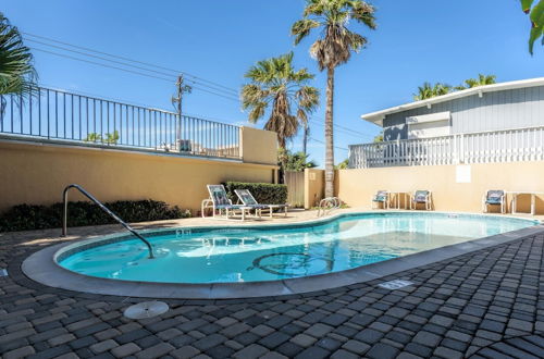 Foto 16 - Beachfront Condo With Pool, hot tub & Sundeck