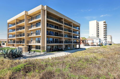 Photo 32 - Beachfront Condo With Pool, hot tub & Sundeck