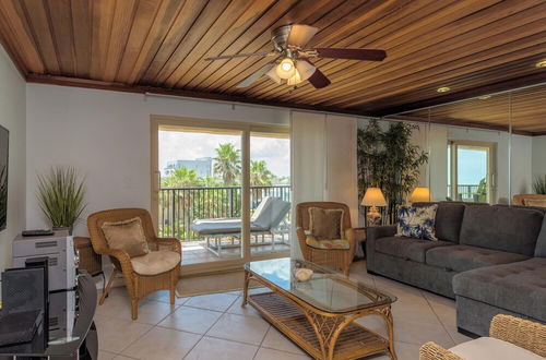 Photo 11 - Beachfront Condo With Pool, hot tub & Sundeck