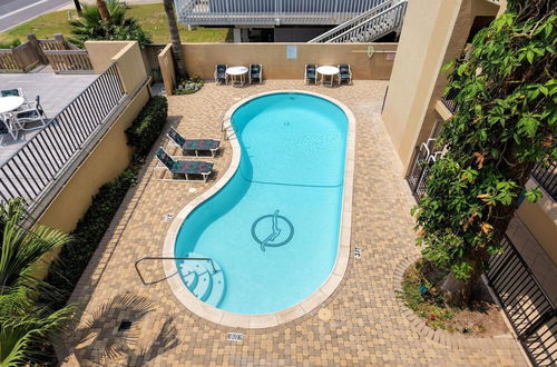 Photo 15 - Beachfront Condo With Pool, hot tub & Sundeck