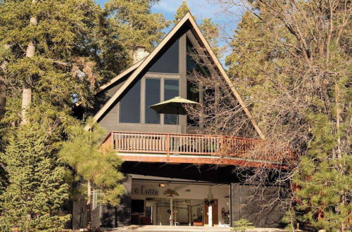 Photo 8 - Oak and Luna by Avantstay Beautiful Big Bear Home w/ Hot Tub, Home Theatre & Ping Pong