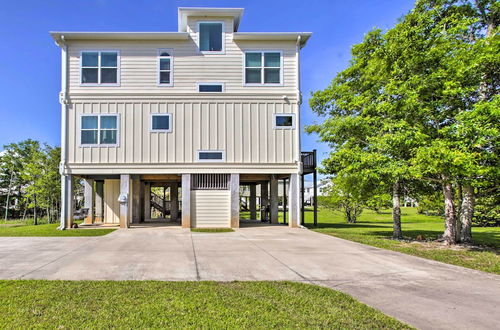 Foto 17 - Waveland Abode w/ Patio, Walk to Beach