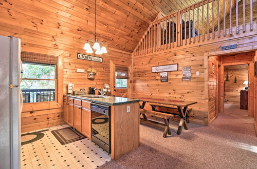 Foto 15 - Sevierville Cabin w/ Lake Access & Private Hot Tub