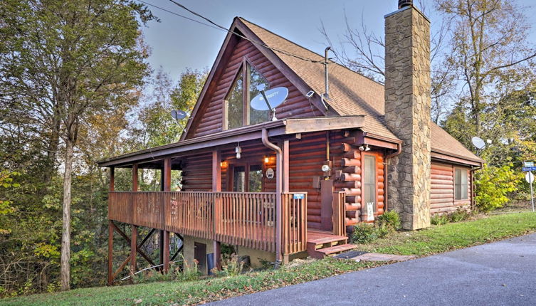 Foto 1 - Sevierville Cabin w/ Lake Access & Private Hot Tub