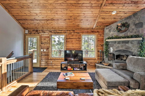 Foto 20 - Stunning Luxury Mountain Getaway w/ Deck