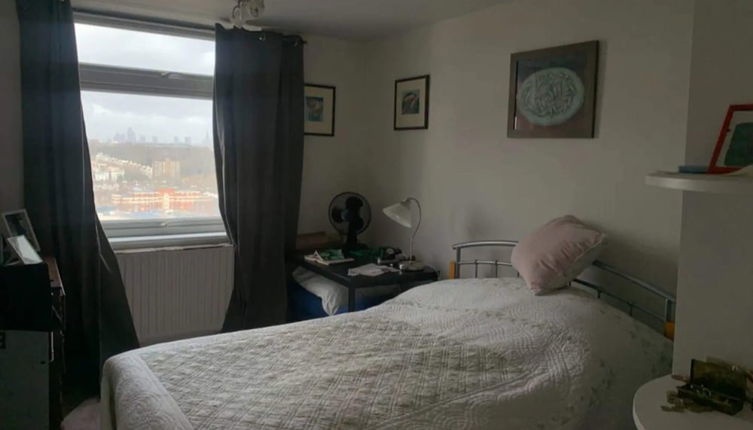 Photo 1 - Vibrant 2BD Flat With City Views - Shepherd's Bush