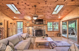 Foto 3 - Cozy Lake Toxaway Escape w/ Deck, Fire Pit & Grill