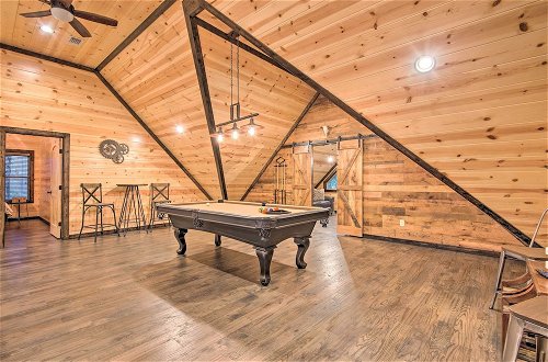 Foto 7 - Large Upscale Cabin: Hot Tub, Fire Pit, Pool Table