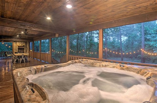 Foto 22 - Large Upscale Cabin: Hot Tub, Fire Pit, Pool Table