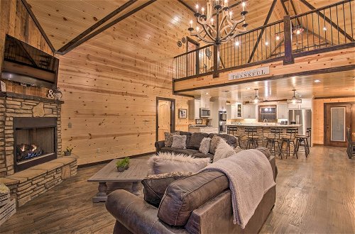 Foto 1 - Large Upscale Cabin: Hot Tub, Fire Pit, Pool Table