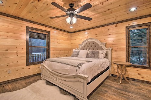 Foto 6 - Large Upscale Cabin: Hot Tub, Fire Pit, Pool Table