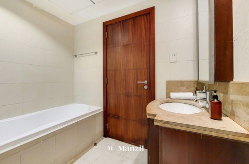 Photo 8 - Manzil -Cozy 1BR Apt w/ Downtown Skyline Burj View