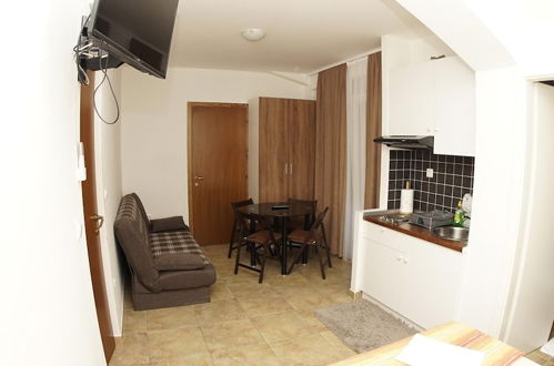 Photo 13 - Inviting 3 Sleeper Apartment in Split