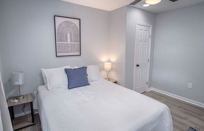 Cozy and Lovely 2BR 1BA Apt B Near Lively Downtown - Photo 10