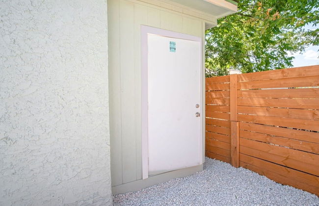 Cozy and Lovely 2BR 1BA Apt B Near Lively Downtown - Photo 15