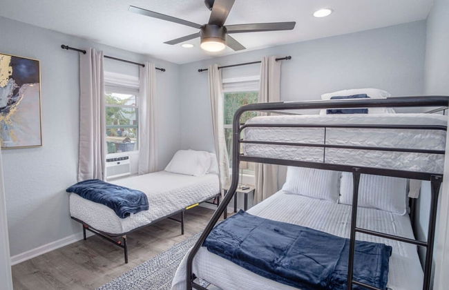 Cozy and Lovely 2BR 1BA Apt B Near Lively Downtown - Photo 13