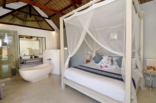 Photo 17 - stunning 4 Bedrooms Private Pool Villa in Canggu