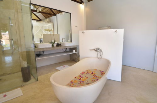 Photo 22 - stunning 4 Bedrooms Private Pool Villa in Canggu