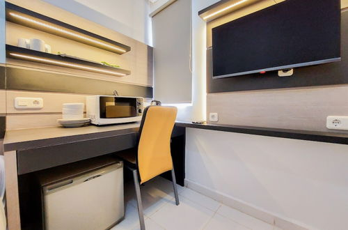 Foto 8 - Minimalist Studio Apartment (No Kitchen) At Aeropolis Residence