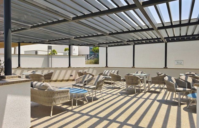 Beautiful Cityscape Views From This Urban Retreat - Photo 42