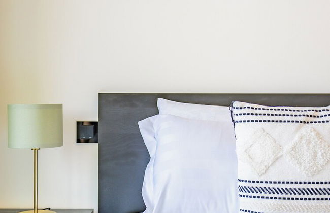 Beautiful Cityscape Views From This Urban Retreat - Photo 8