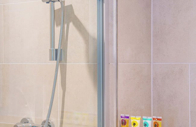 Beautiful Cityscape Views From This Urban Retreat - Photo 27