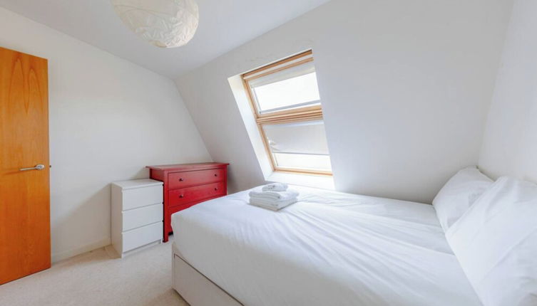 Photo 1 - Contemporary 2BD Flat - 2 Mins to Clapham Common