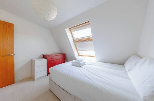 Photo 1 - Contemporary 2BD Flat - 2 Mins to Clapham Common