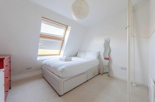 Photo 5 - Contemporary 2BD Flat - 2 Mins to Clapham Common