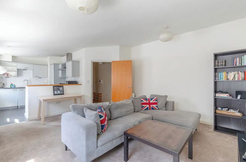 Photo 15 - Contemporary 2BD Flat - 2 Mins to Clapham Common