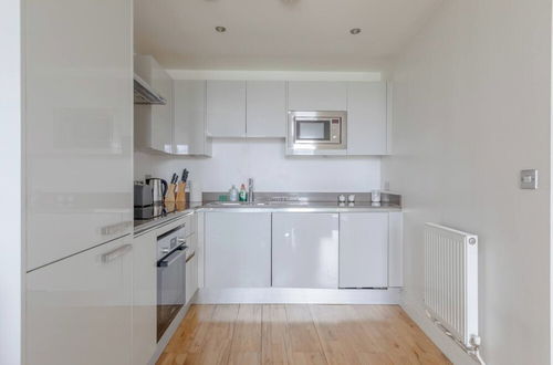 Photo 9 - Sleek & Sunny 1BD Flat Near Greenwhich - Deptford