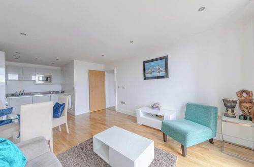 Photo 15 - Sleek & Sunny 1BD Flat Near Greenwhich - Deptford