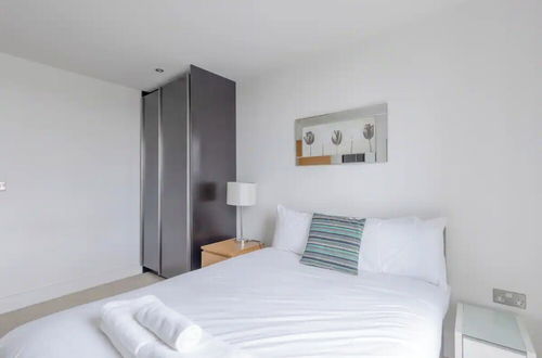 Photo 8 - Sleek & Sunny 1BD Flat Near Greenwhich - Deptford