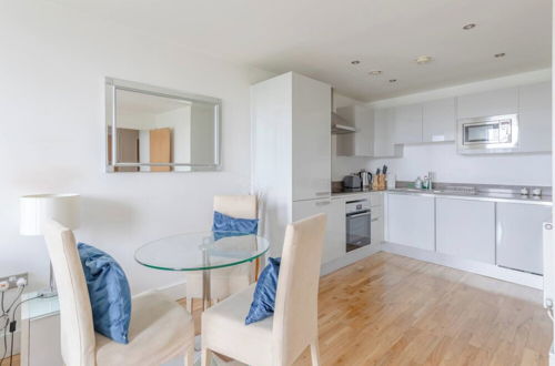 Photo 12 - Sleek & Sunny 1BD Flat Near Greenwhich - Deptford