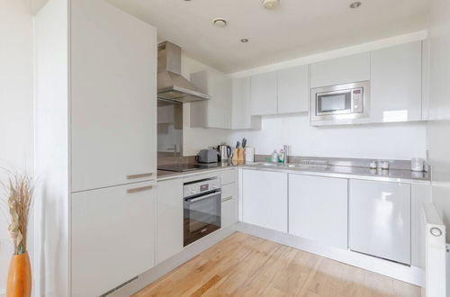 Photo 13 - Sleek & Sunny 1BD Flat Near Greenwhich - Deptford