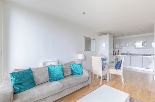 Photo 18 - Sleek & Sunny 1BD Flat Near Greenwhich - Deptford