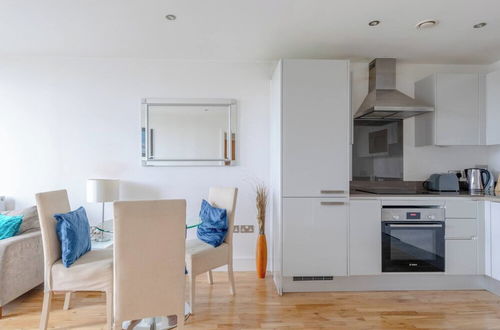 Photo 11 - Sleek & Sunny 1BD Flat Near Greenwhich - Deptford