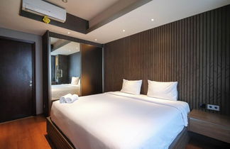 Photo 2 - Modern And Cozy 2Br At Grand Sungkono Lagoon Apartment