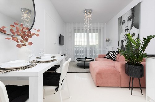Photo 14 - Trendy Warsaw Apartment by Renters