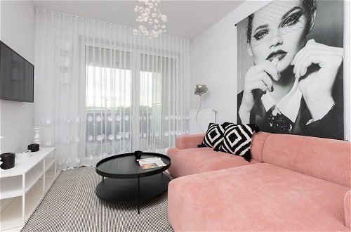 Photo 1 - Trendy Warsaw Apartment by Renters